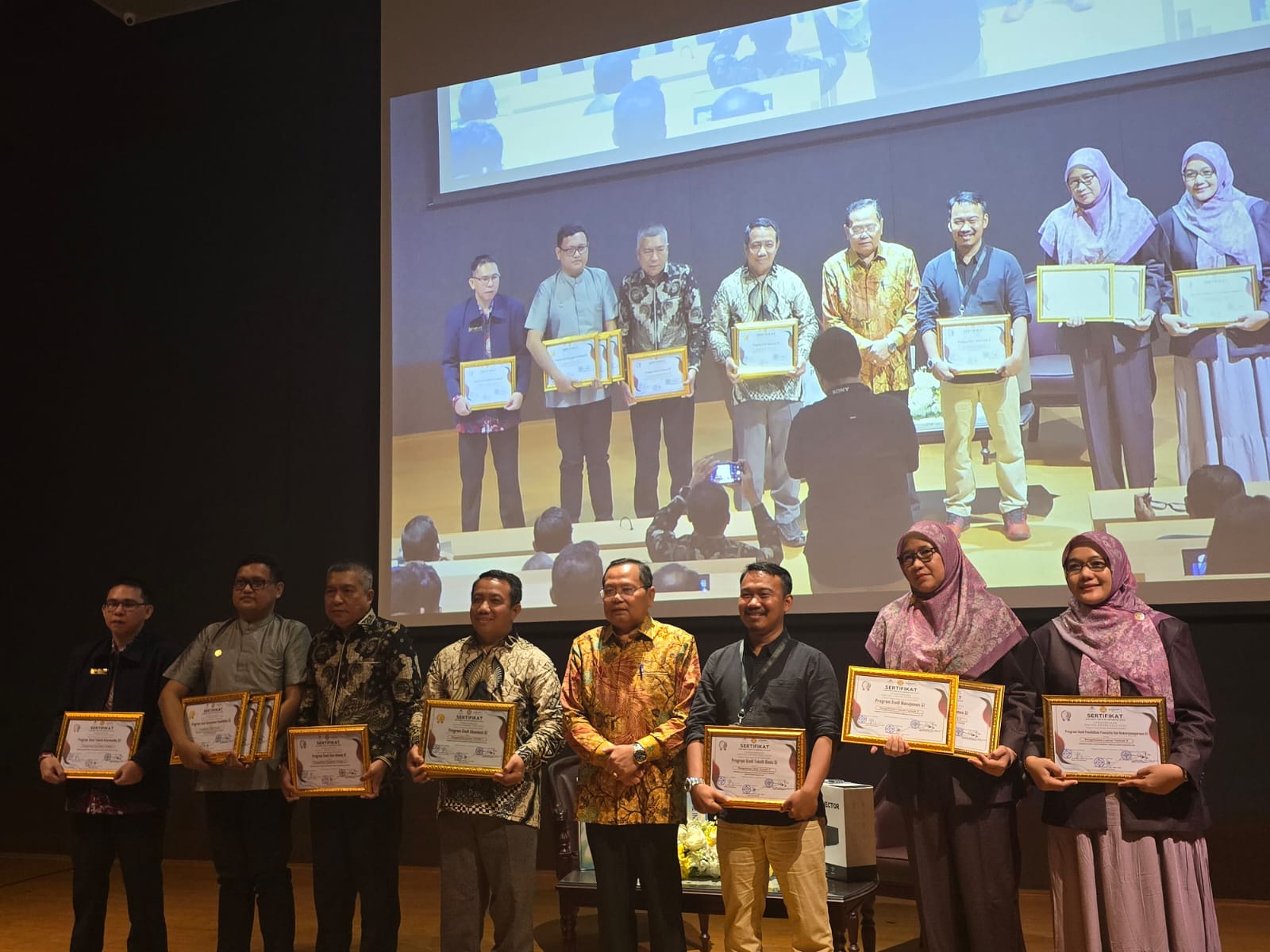 Penerimaan Penghargaan PKM Prodi Teknik Kimia Terbaik Ke II
