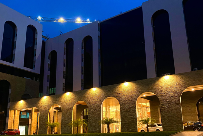 Kampus UNPAM Serang malam hari